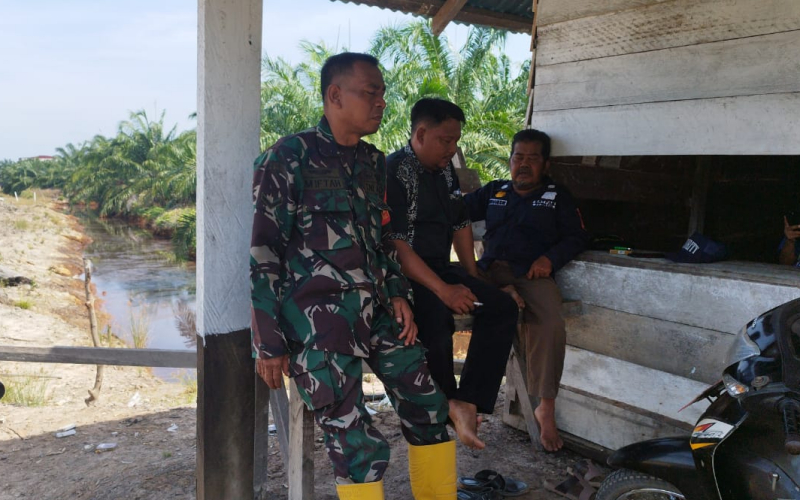 Babinsa Koramil 03 Laksanakan Komsos untuk Perkuat Hubungan dengan Masyarakat