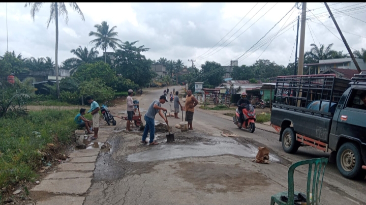 Kerusakan Jalan Provinsi Riau Timbulkan Kecelakaan, Warga Tempatan Ambil Langkah Gotong Royong