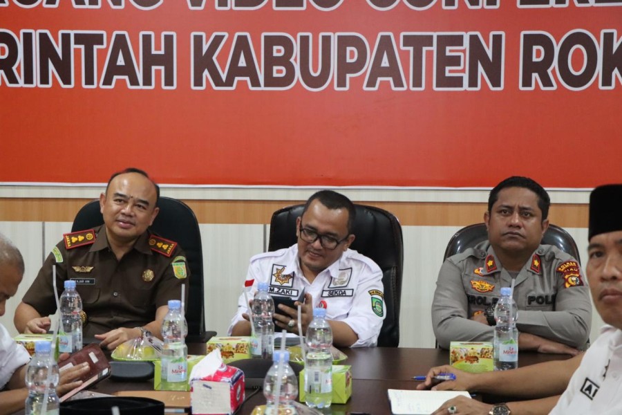 Wakapolres Dampingi SekdaKab Rohul Bersama Forkopimda Zoom Meeting Penanganan Karhutla Di Riau
