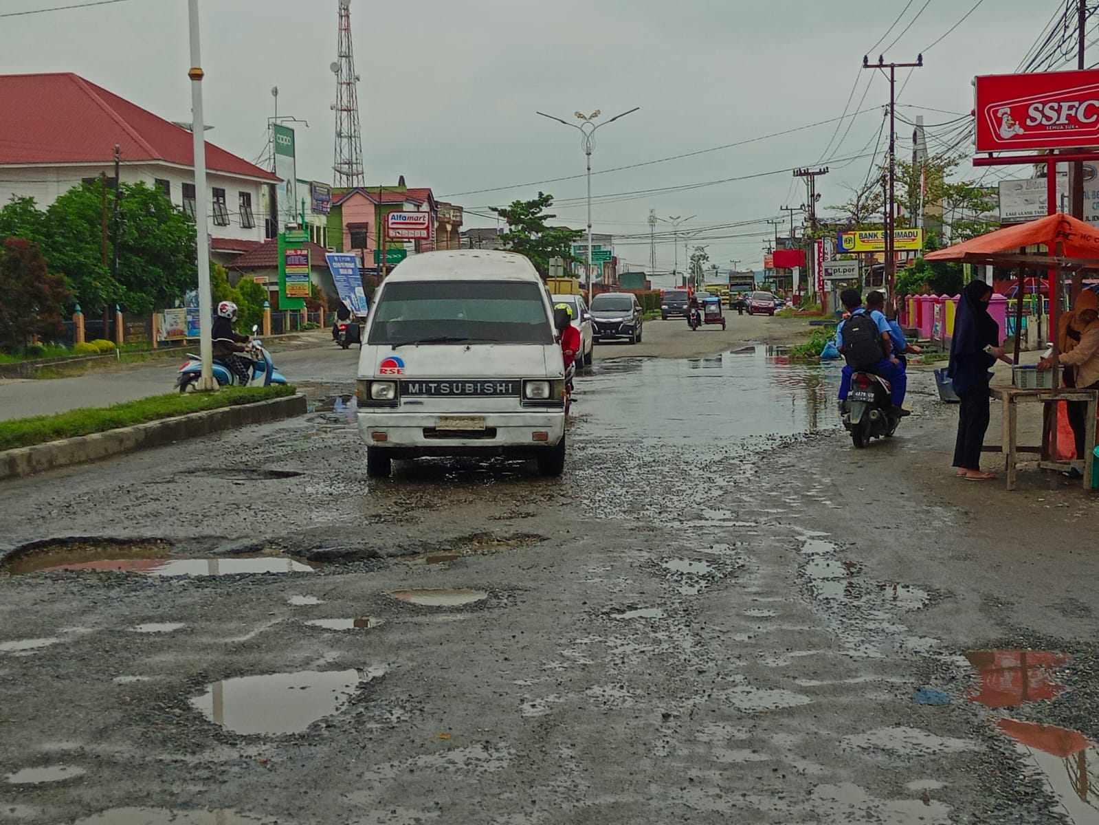 Baru Seumur Jagung, Jalan Jalur Dua Ujung Batu Dan Jalan Raya Tandun Rusak Parah