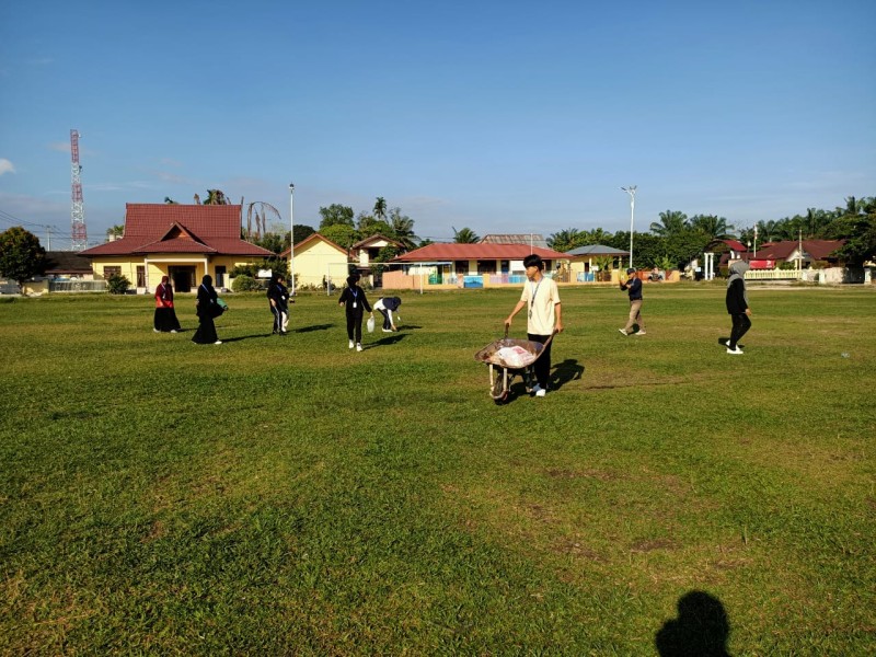 Peduli Lingkungan, Polsek Kunto Darussalam Bersihkan Sampah Di Lapangan Sepak Bola Kelurahan Kotalama