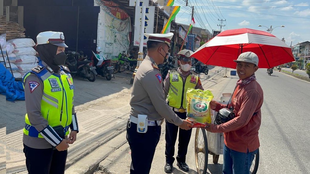 Momen HUT Polantas Ke 67, Personil Sat Lantas Polres Rohul Bagikan 10 Paket Bansos Pada Duafa