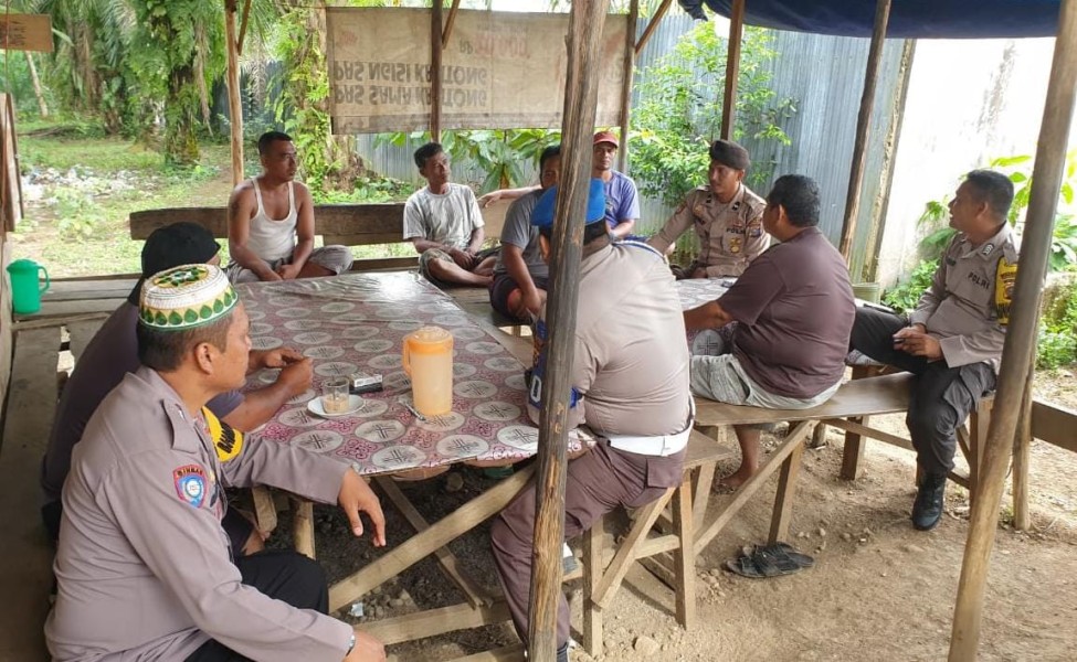 Wujudkan Situasi Aman Dan Kondusif, Digelar Jumat Curhat Masyarakat Bersama Personil Polsek Rambah Hilir Di Desa Rambah