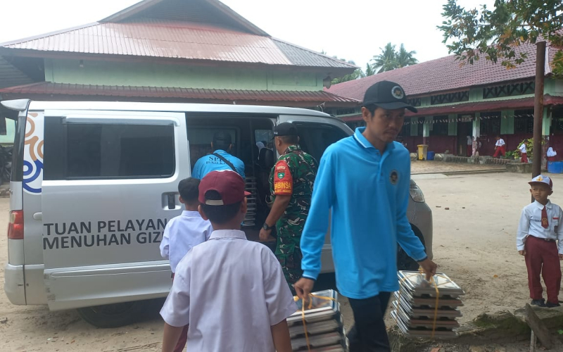 Babinsa Bukit Nenas Dampingi Pembagian Makanan Bergizi Gratis untuk Anak-Anak