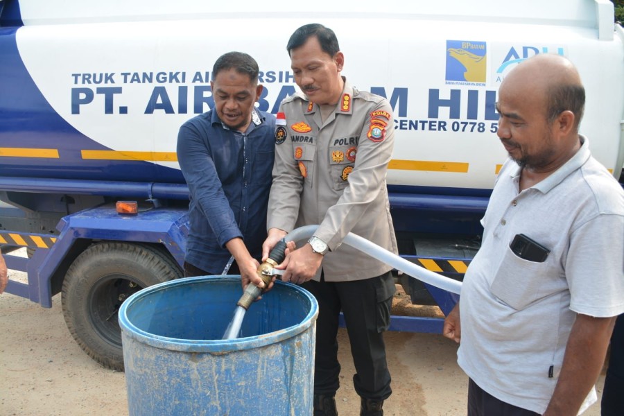 HUT Humas Polri Ke-72, Bidhumas Polda Kepri Laksanakan Bansos Air Bersih