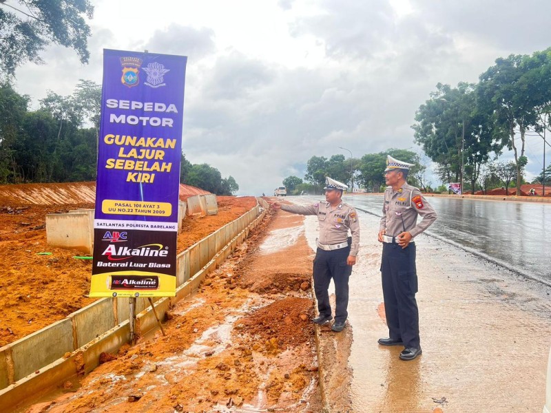 Polda Kepri Bersama Sat Lantas Polresta Barelang Gelar Pemasangan Spanduk Safety Riding