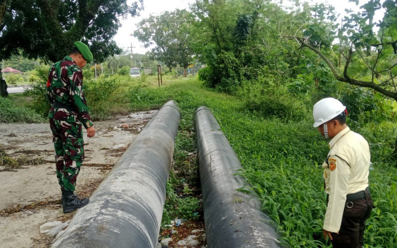 Babinsa dan Petugas Pertamina Perkuat Pengamanan Jalur Pipa Minyak di Bukit Kapur