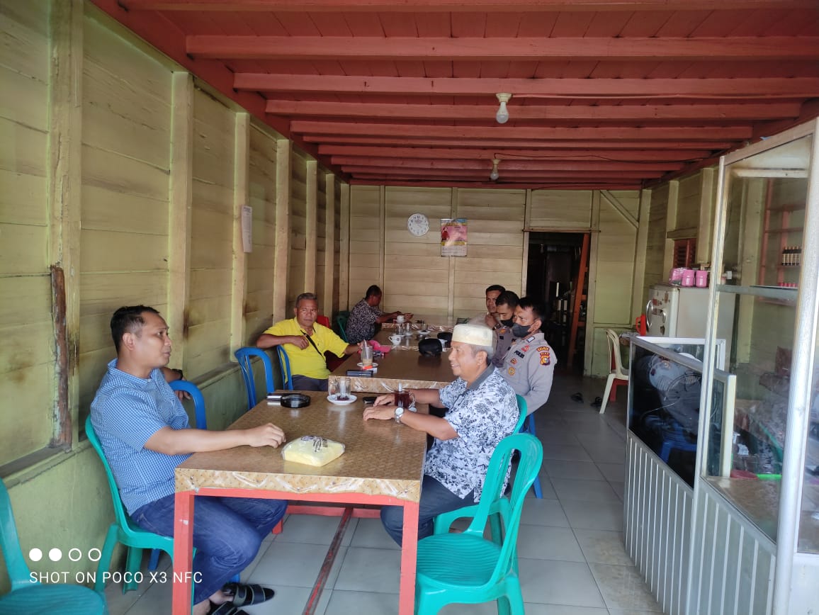 Saat Kunker Ke Rokan IV Koto, Kapolres Rohul Sempatkan Ngopi Sore Bersama Masyarakat, Serap Dan Dengarkan Curhatannya 