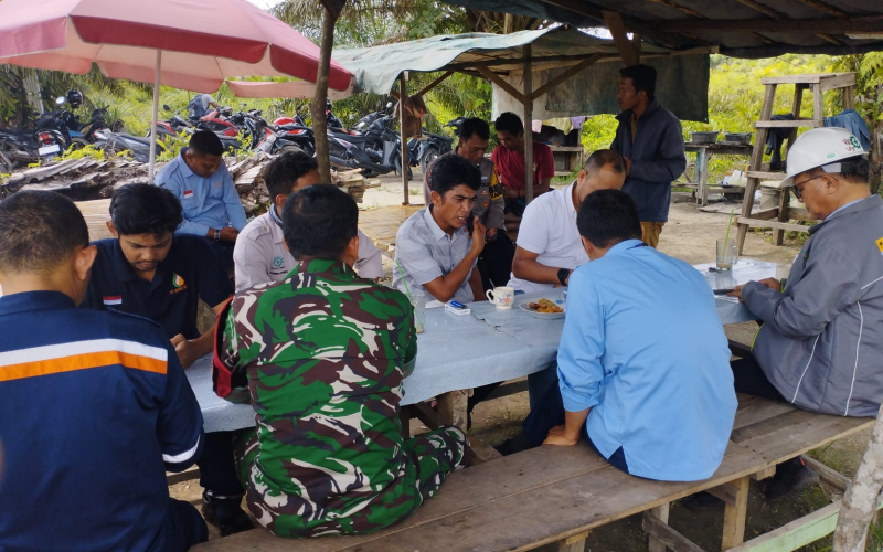 Komsos di Lubuk Gaung: Babinsa Serma Tarmin Ajak Warga Perkuat Silaturahmi dan Keamanan