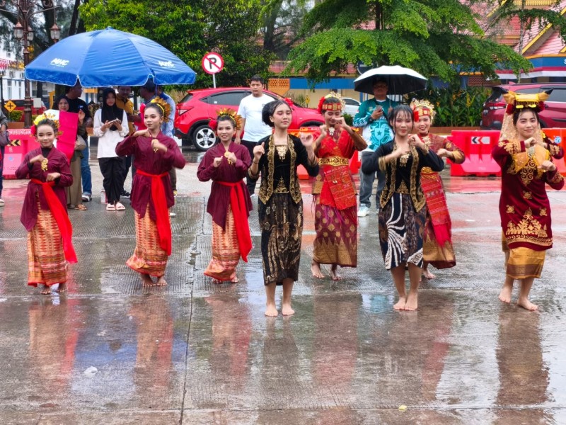 Hujan Tak Surutkan Semangat, Pelindo Dumai Meriahkan Pembagian Bendera Merah Putih