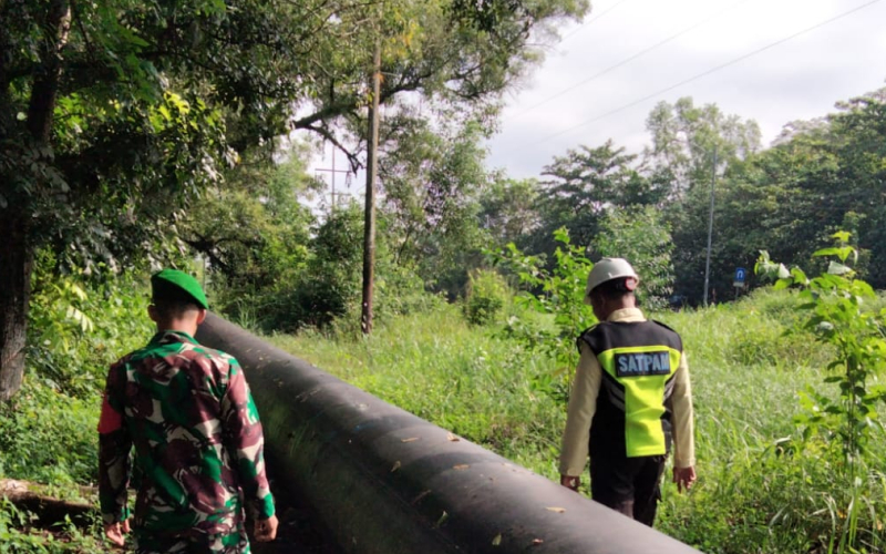 Sinergi Babinsa dan Security PT PHR, Patroli Jalur Pipa Minyak di Dumai