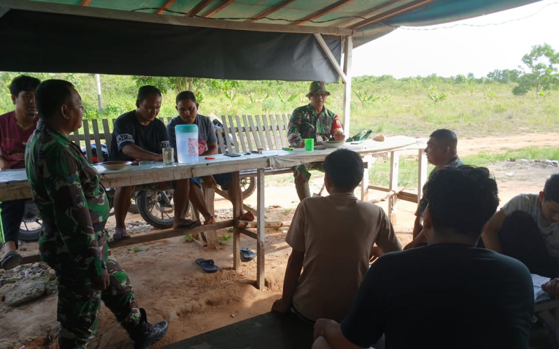 Babinsa Koramil 02 Turun ke Lapangan, Edukasi Masyarakat Soal Bahaya Karhutla di Dumai