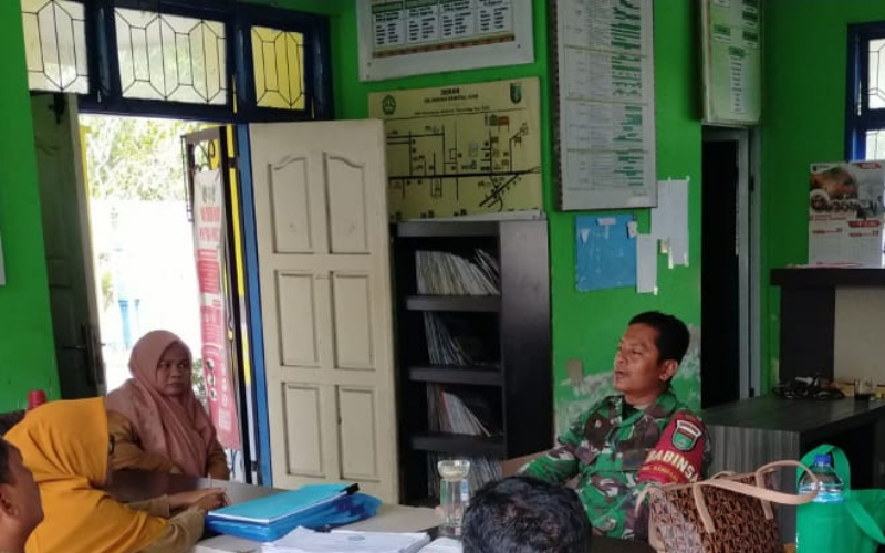 Babinsa Bangsal Aceh Pererat Sinergi Lewat Komsos Bersama Perangkat Kelurahan