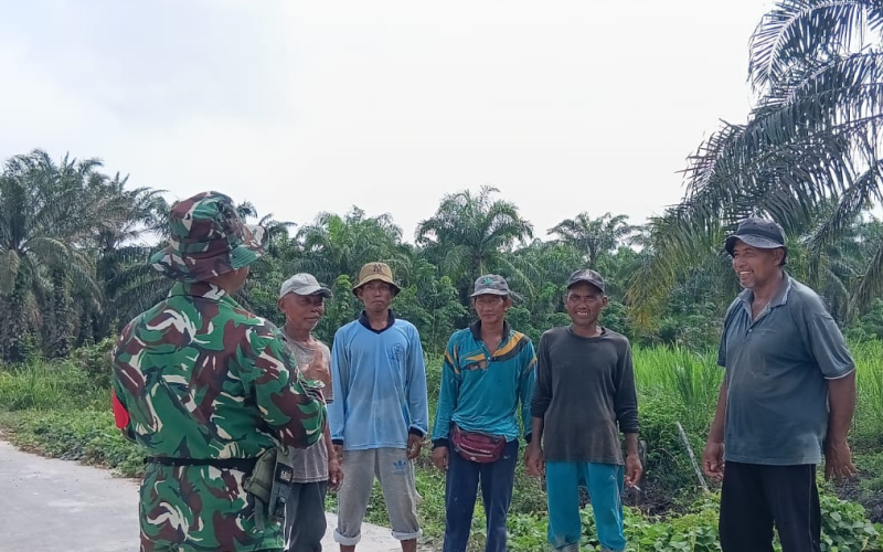Cegah Karhutla, Babinsa Koramil Bukit Kapur Turun Langsung Edukasi Warga