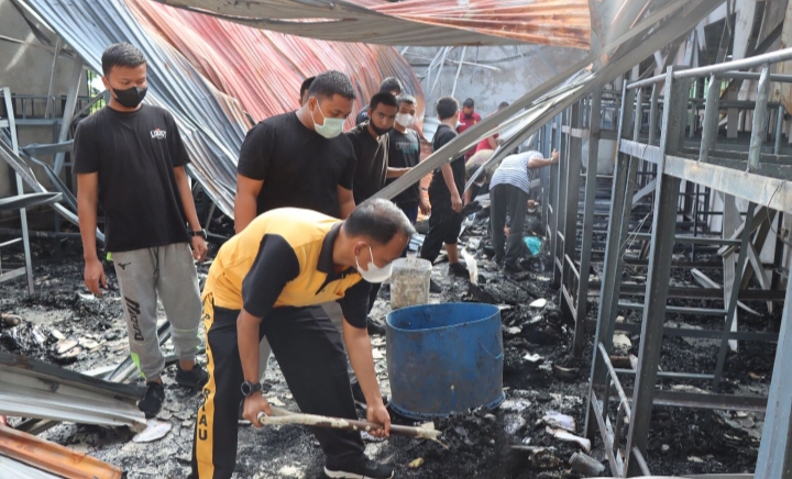 Pasca Kebakaran Ponpes Khalid Bin Walid, Puluhan Bintara Remaja Polres Rohul Baksos Pembersihan