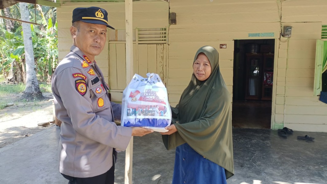 Wajah Dua Warga Tambusai Utara Tampak Merona Bahagia, Saat Kapolsek AKP Pardomuan Simatupang Serahkan Bansos