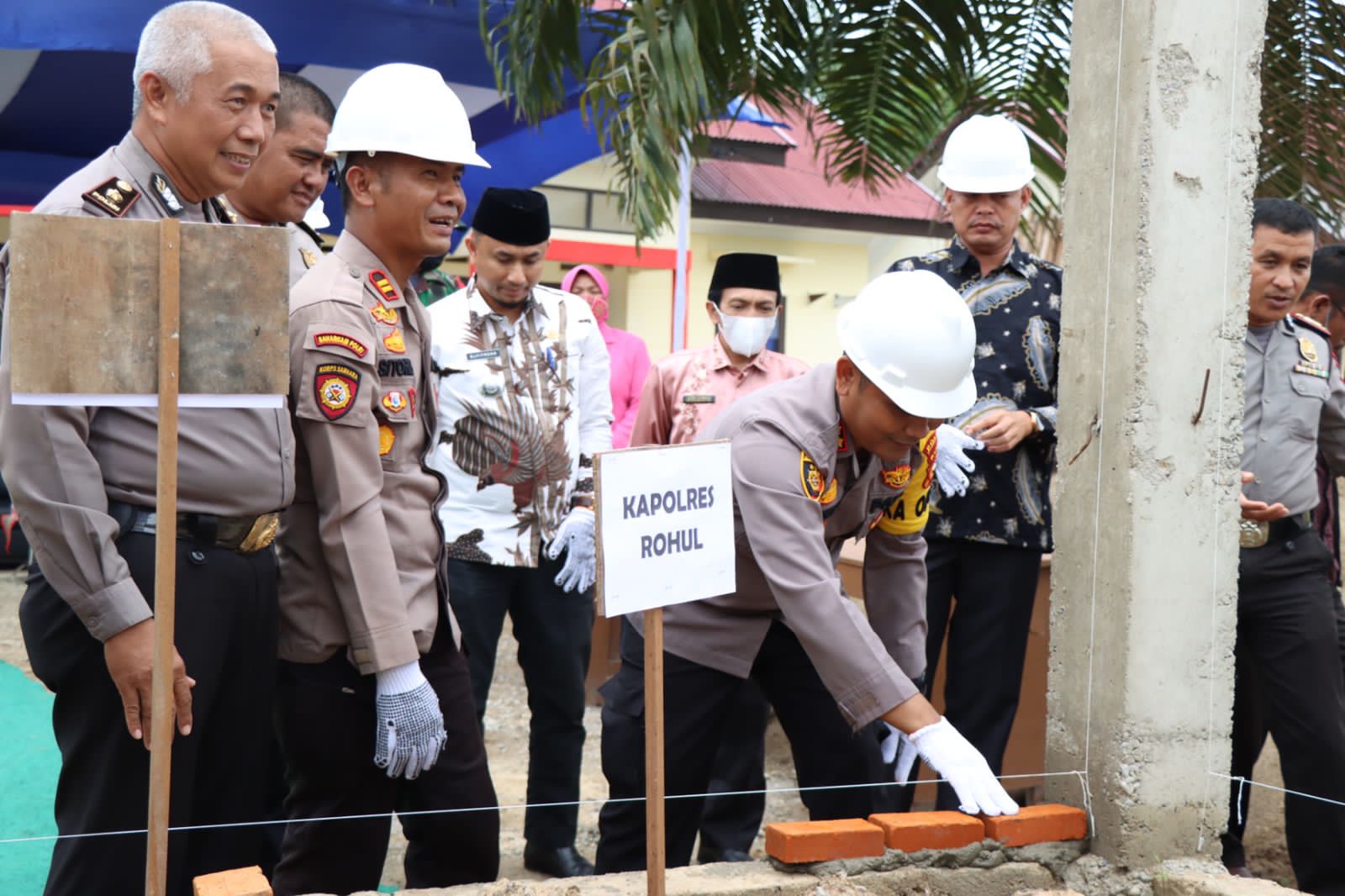 Kapolres AKBP Pangucap Peletakan Batu Pertama Musholla Ar-Rohani Serta Peresmian Pendopo BBM
