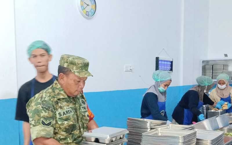 Babinsa Koramil Bukit Kapur Kawal Distribusi Makan Bergizi Gratis di Sekolah dan Pesantren