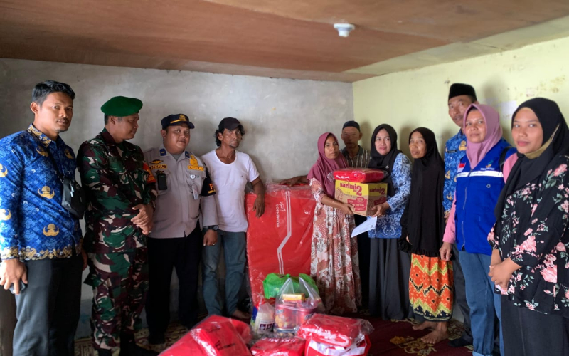 Sertu SMP Sinaga Dampingi Penyaluran Bantuan kepada Warga Terdampak Kebakaran di Buluh Kasap