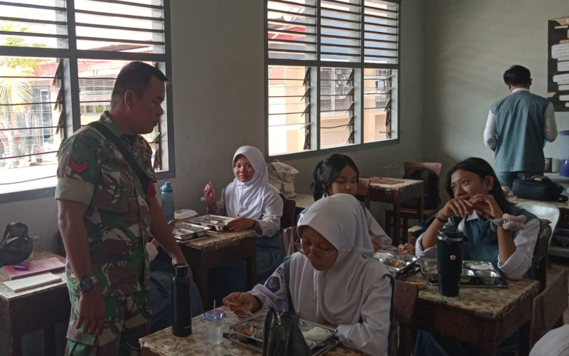 Babinsa Dumai Dampingi Pembagian 1.200+ Porsi Makanan Bergizi untuk Pelajar dan Kelompok Rentan