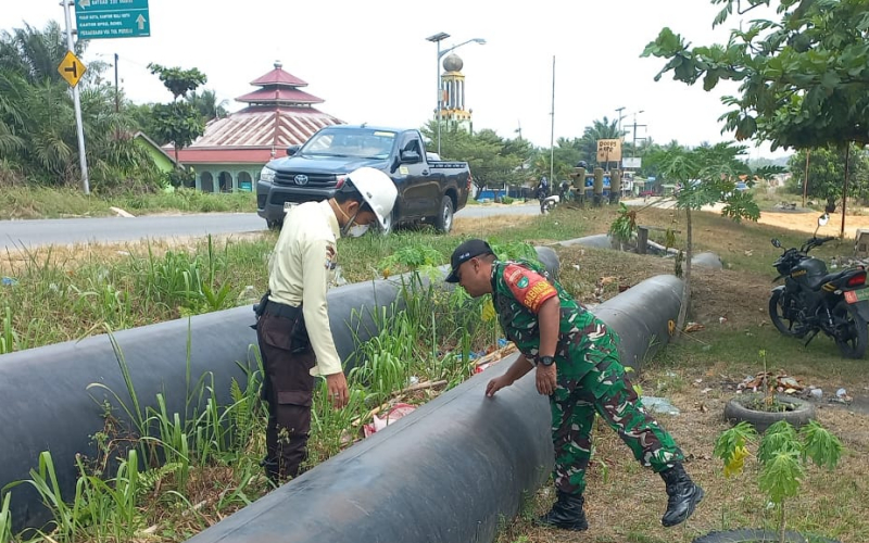 Patroli Gabungan TNI–Security PT Pertamina Hulu Rokan Amankan Jalur Pipa Minyak di Bukit Kapur