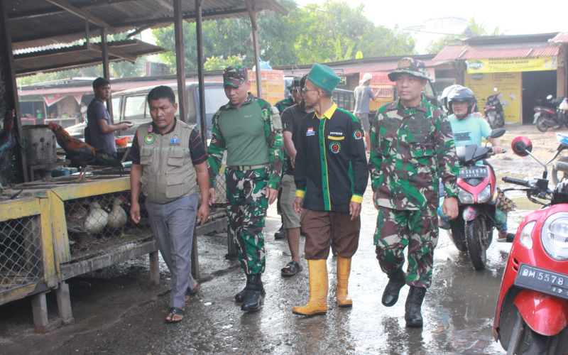 Sinergi TNI dan Masyarakat: Dandim Dumai Komandoi Aksi Bersih Pasar dan Penanaman Pohon