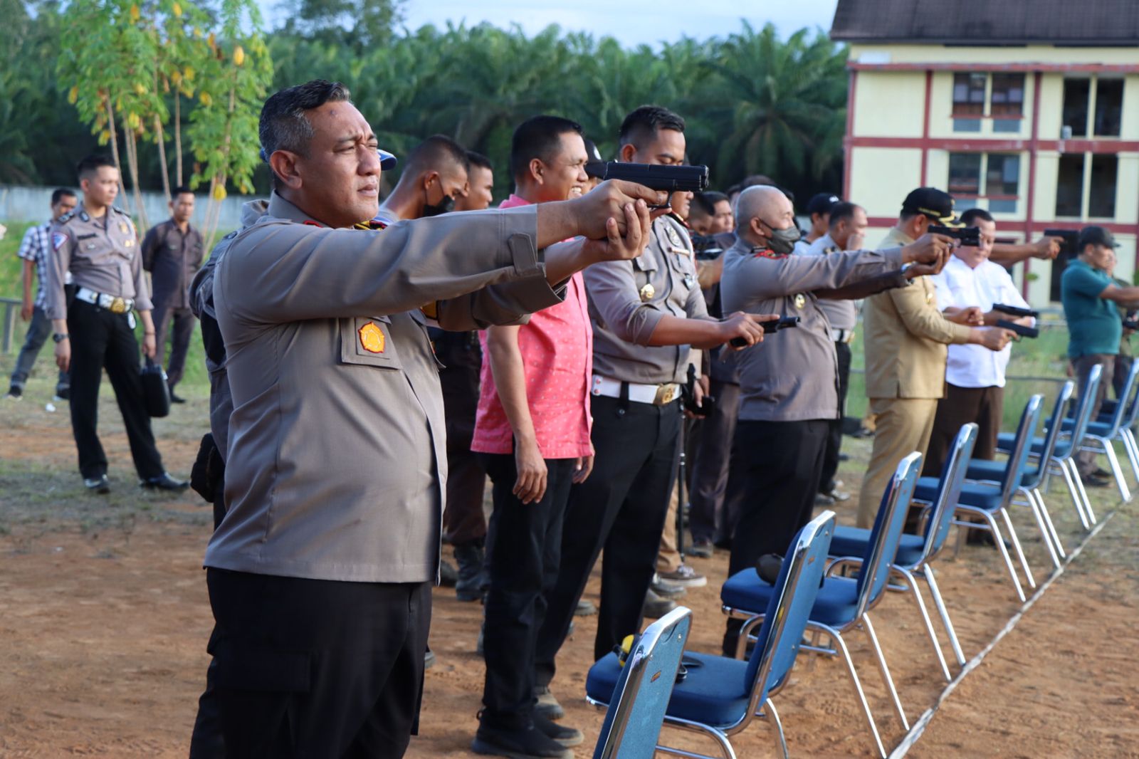 Jelang Hari Bhayangkara Ke 76, Polres Rohul Lomba Menembak Bareng Forkopimda Dan Wartawan