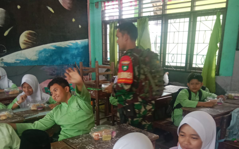 Cegah Karhutla, Babinsa Bukit Kapur Lakukan Patroli dan Edukasi Warga di Jalan Garuda