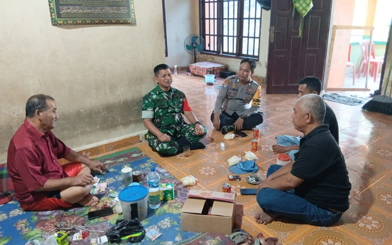 Babinsa Guntung Perkuat Sinergi dengan Tokoh Masyarakat Lewat Komsos di Medang Kampai