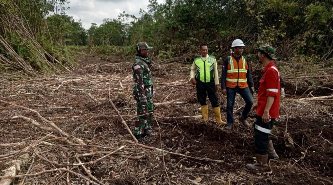 Wilayah Rawan Karhutla Dipantau Ketat, Babinsa Koramil 06/Merbau Sisir Lahan Gambut di Desa Pelantai