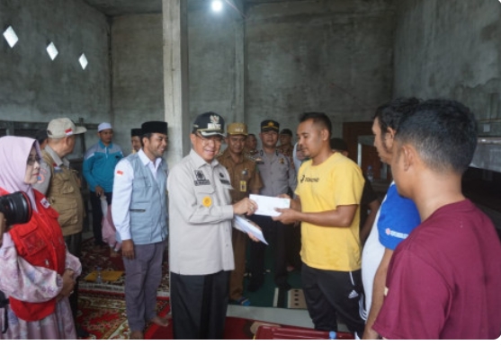 Bupati Inhil Didampingi Ketua PMI Tinjau Dan Salurkan Bansos Kepada Warga Sungai Salak Yang Terdampak Musibah Kebakaran