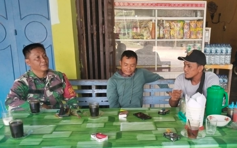 Babinsa Sei Geniot Jalin Komsos Pererat Kedekatan dengan Warga