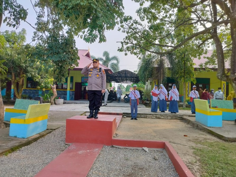 Inspektur Upacara, AKP Buyung Kardinal SH., MH Berikan Amanat Di SMAN 0I Kunto Darussalam
