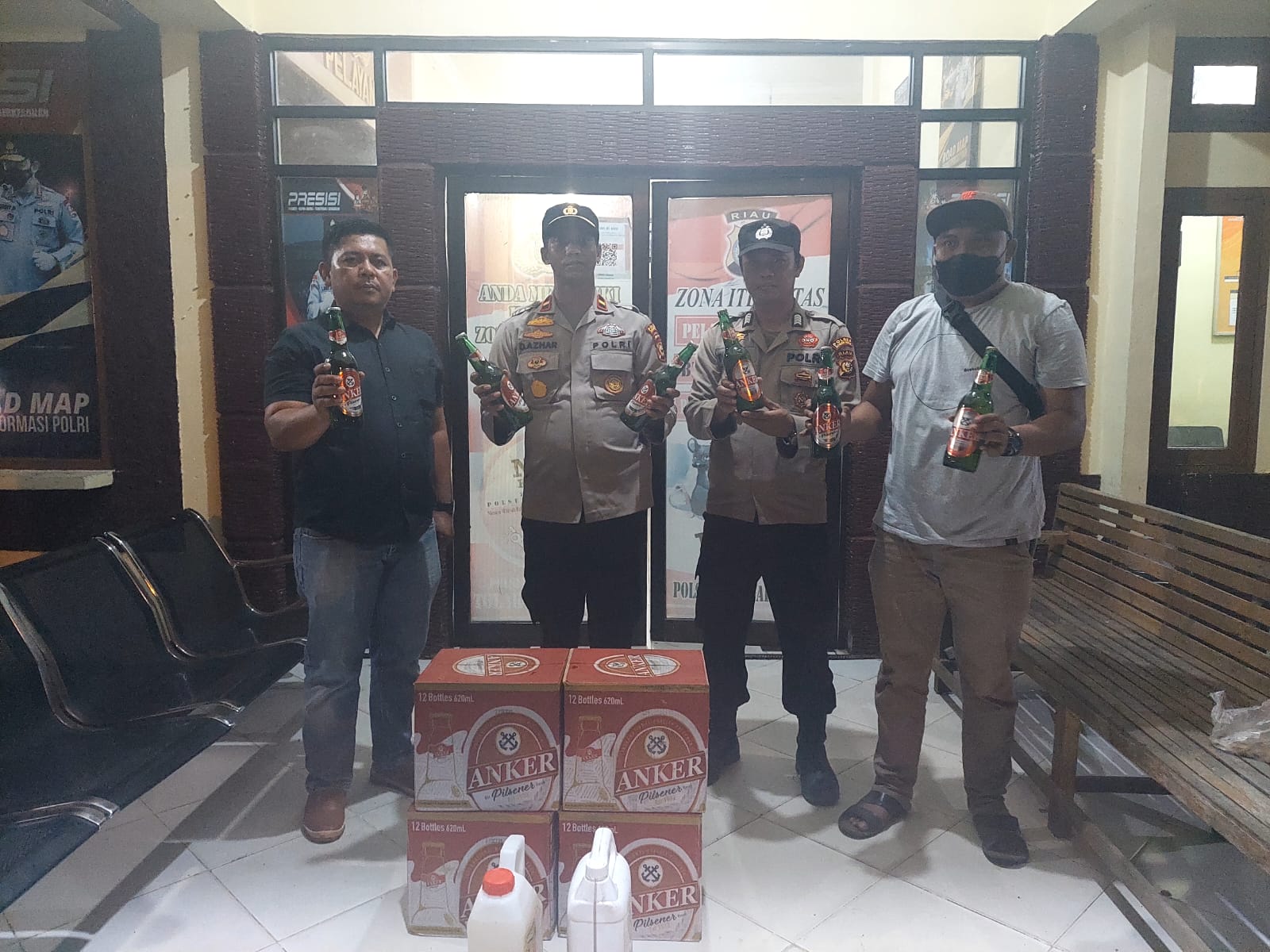 Puluhan Botol Miras Diamankan Tim Ops Pekat LK2022 Polsek Rambah Hilir Dari Tiga Kafe