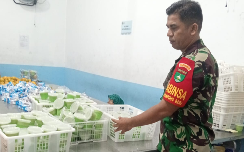 Sertu Adi Sandra Harahap Kawal Program Makan Bergizi di Kecamatan Bukit Kapur