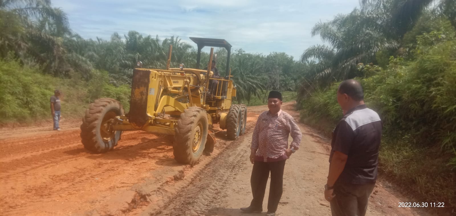 Kades Karya Mulya Tinjau Akses Jalan Desa Yang Diperbaiki Sepanjang Dua Kilometer