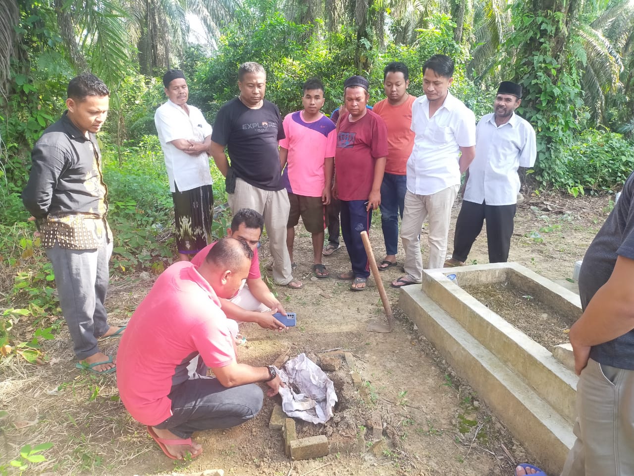 Warga Tandun Heboh.! Ada Makam Bayi Dibongkar, Tali Pengikat Kepalanya Sudah Tak Ada Lagi