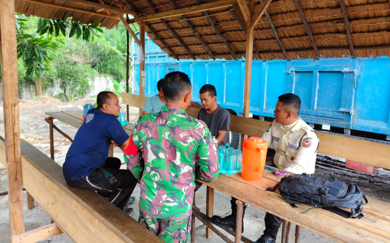 Babinsa Koramil 02 Bukit Kapur Bersama SKK Migas Patroli Jalur Pipa Minyak