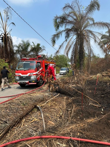 Suasana Hari Raya Tidak Menghalangi Tim Fire Brigade Pertamina RU II Dumai Berjibaku Padamkan Karhutla
