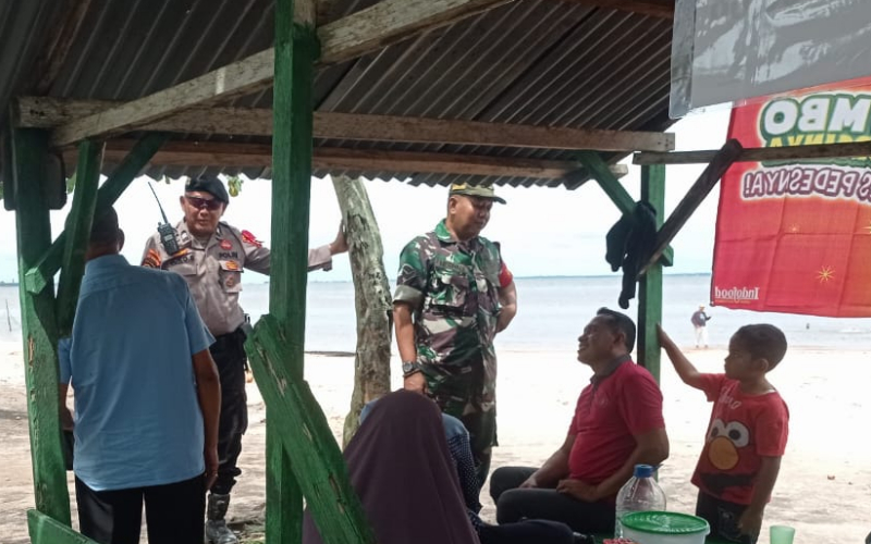 Babinsa Kodim Dumai Amankan Pos Pelayanan Pantai Koneng Selama Nataru