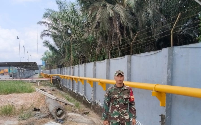 Babinsa Kodim 0320/Dumai Pantau Keamanan Area Kerja Sama PT PGN di Sungai Sembilan