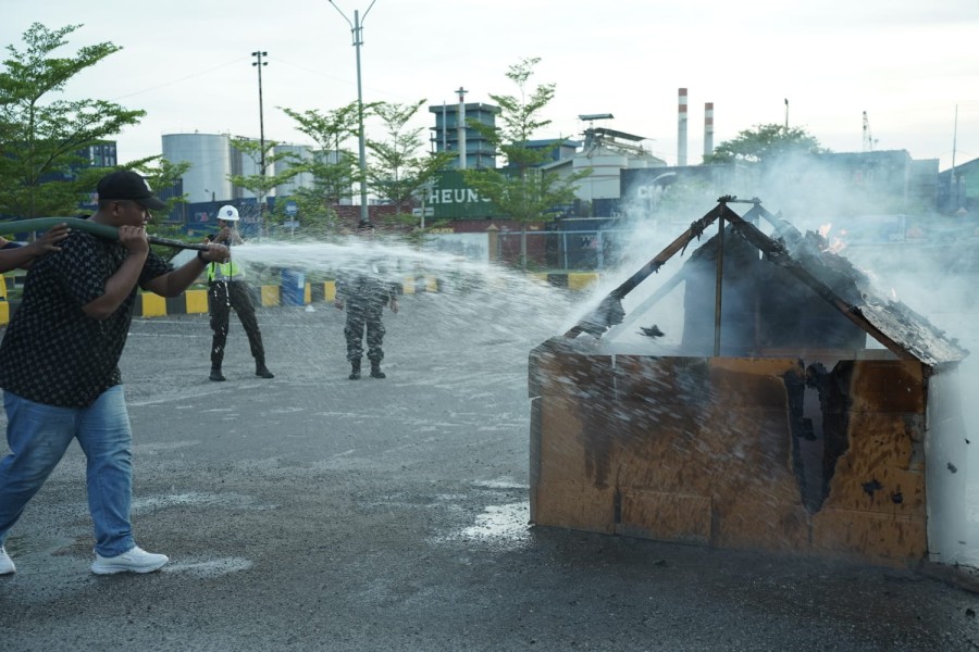 Pelindo Regional 1 Dumai Asah Respons Darurat Melalui Simulasi Penanggulangan Kebakaran
