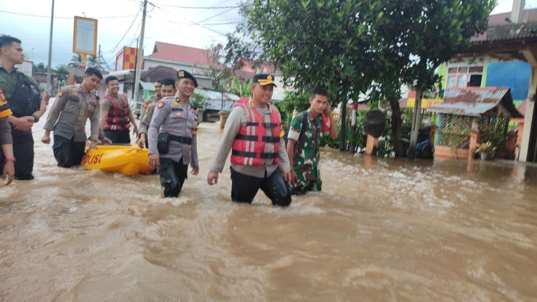 Tanggap Bencana, Kapolres Rohul Pimpin Langsung Evakuasi Korban Banjir