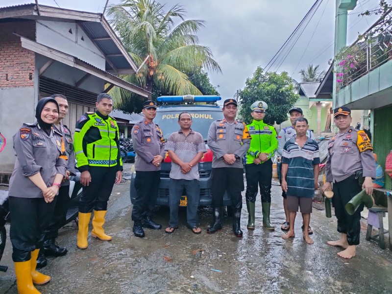 Polres RoHul Sigap Bantu Warga Korban Banjir di Rambah