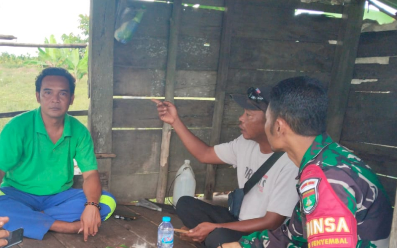 Babinsa Koramil 03 Perkuat Kemanunggalan TNI-Rakyat Lewat Komsos di Tanjung Penyembal