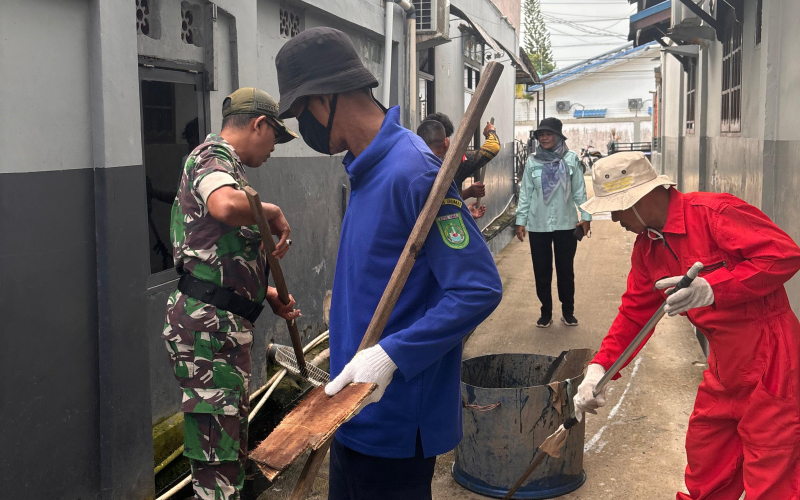Babinsa Bintan Bersama Warga Sukajadi Gelar Gotong Royong di Jalan Lepin