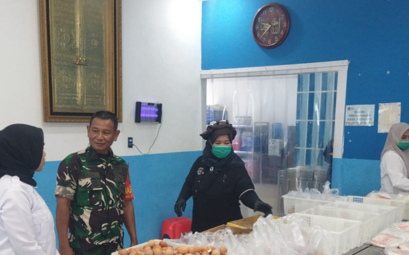 Babinsa Ratu Sima Dampingi Distribusi 2.955 Porsi Makanan Bergizi di Dumai