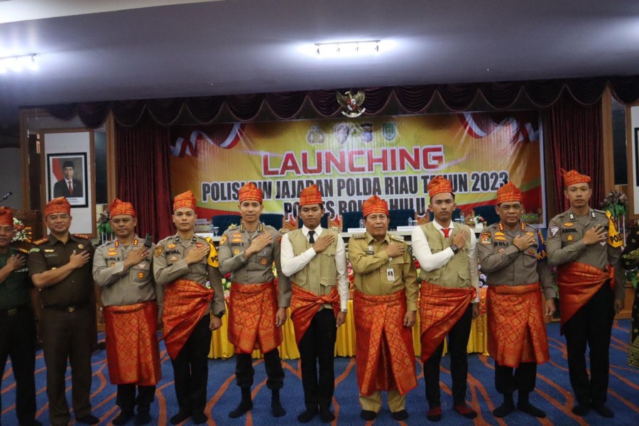 328 Polisi RW Polres Rohul Dilaunching, Bupati H Sukiman Pasangkan Bet Dan Rompi