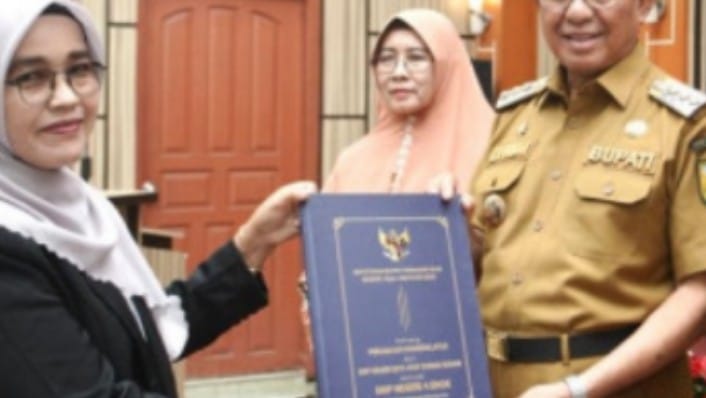 Majukan Kualitas Pendidikan, Bupati HM WARDAN Serahkan SK Perubahan Nomenklatur 11 SMP Satu Atap Menjadi SMP Negeri Reguler