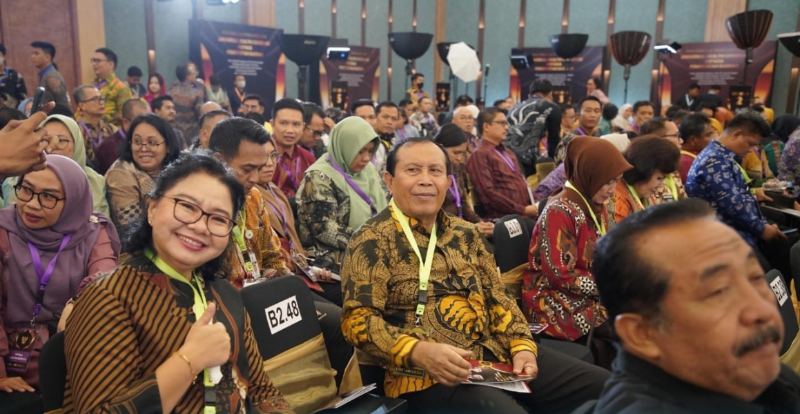 Bupati Rokan Hulu Raih Penghargaan UHC, dari Riau